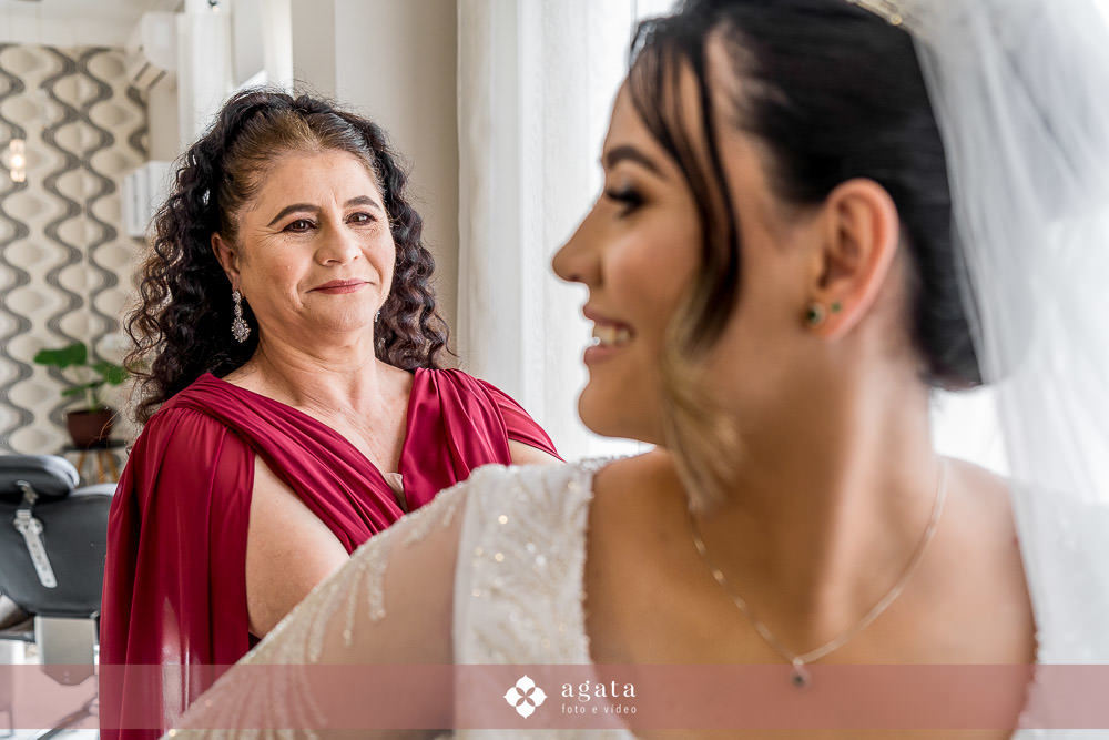 casamento catolico-casamento igreja catolica-fotografo de casamento-fotografo curitiba-fotografo de famiia-noivos catolicos-casamento na igreja-casamento2025-casamento CWB-casamento ao ar livre-making of da noiva-noiva com terço-rosário noiva-vestido  