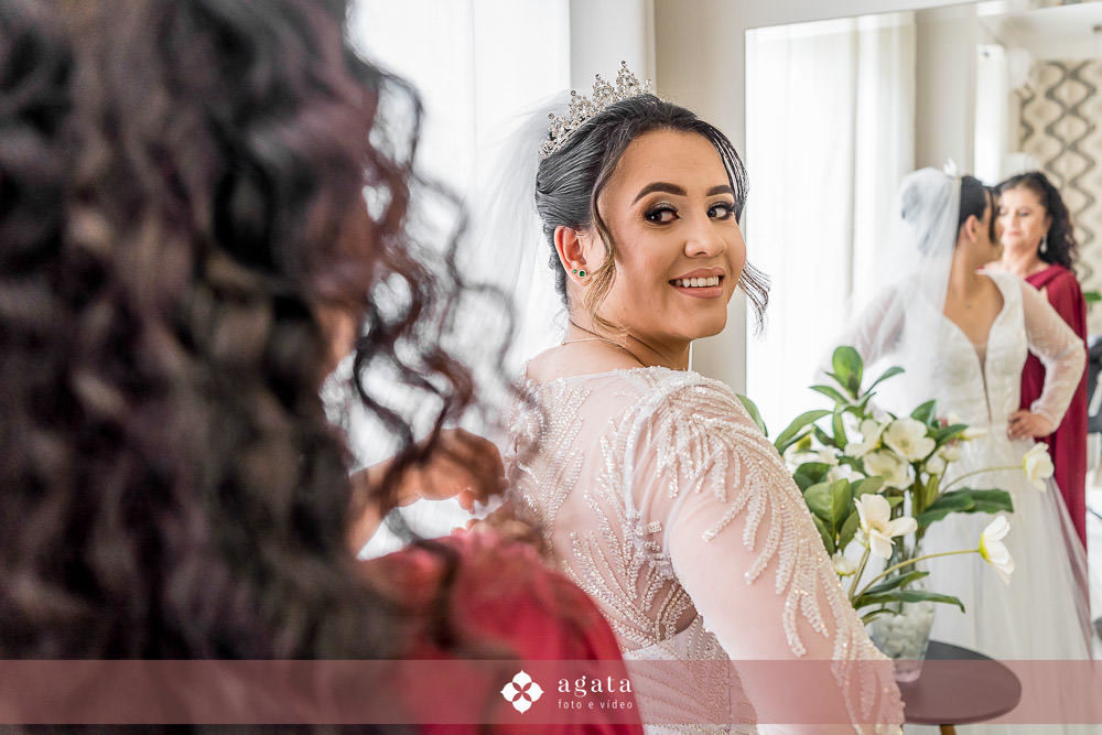 casamento catolico-casamento igreja catolica-fotografo de casamento-fotografo curitiba-fotografo de famiia-noivos catolicos-casamento na igreja-casamento2025-casamento CWB-casamento ao ar livre-making of da noiva-noiva com terço-rosário noiva-vestido  