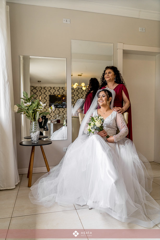 casamento catolico-casamento igreja catolica-fotografo de casamento-fotografo curitiba-fotografo de famiia-noivos catolicos-casamento na igreja-casamento2025-casamento CWB-casamento ao ar livre-making of da noiva-noiva com terço-rosário noiva-vestido  