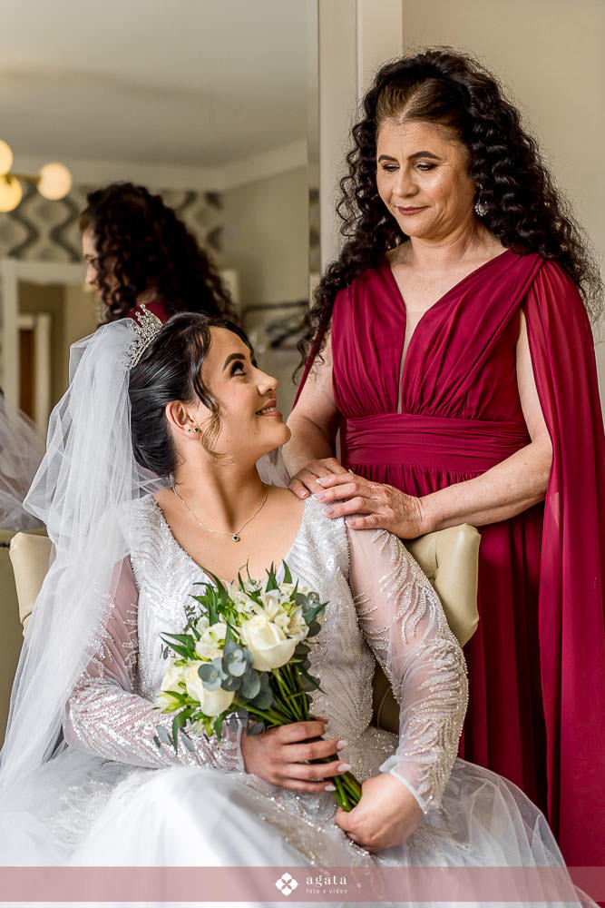 casamento catolico-casamento igreja catolica-fotografo de casamento-fotografo curitiba-fotografo de famiia-noivos catolicos-casamento na igreja-casamento2025-casamento CWB-casamento ao ar livre-making of da noiva-noiva com terço-rosário noiva-vestido  