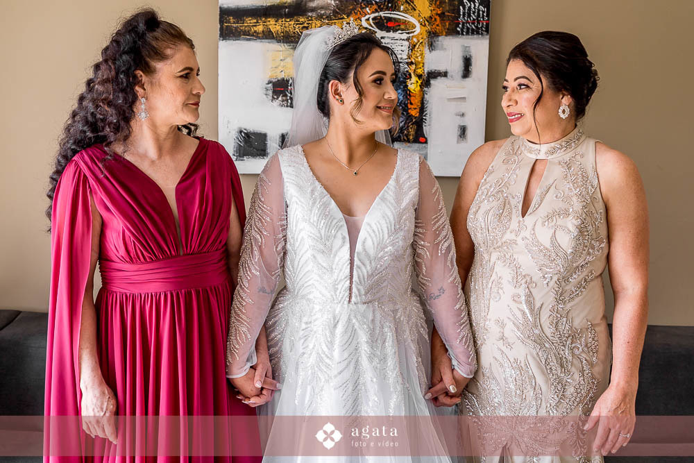 casamento catolico-casamento igreja catolica-fotografo de casamento-fotografo curitiba-fotografo de famiia-noivos catolicos-casamento na igreja-casamento2025-casamento CWB-casamento ao ar livre-making of da noiva-noiva com terço-rosário noiva-vestido  