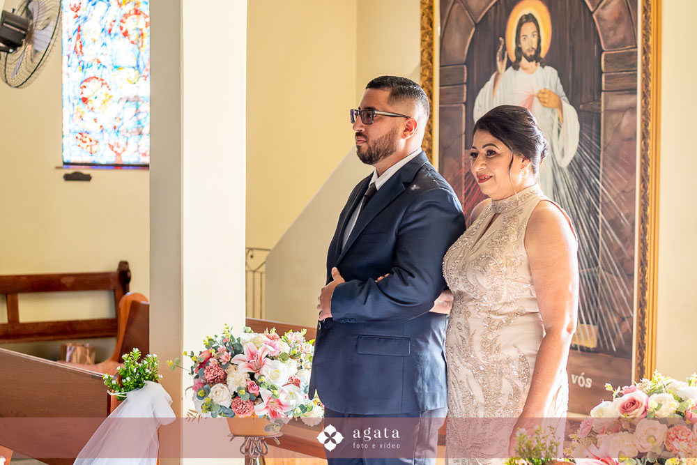 casamento catolico-casamento igreja catolica-fotografo de casamento-fotografo curitiba-fotografo de famiia-noivos catolicos-casamento na igreja-casamento2025-casamento CWB-casamento ao ar livre-making of da noiva-noiva com terço-rosário noiva-vestido  