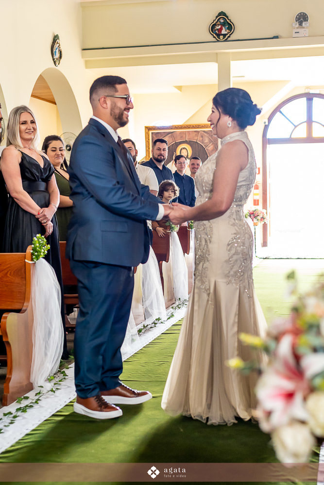 casamento catolico-casamento igreja catolica-fotografo de casamento-fotografo curitiba-fotografo de famiia-noivos catolicos-casamento na igreja-casamento2025-casamento CWB-casamento ao ar livre-making of da noiva-noiva com terço-rosário noiva-vestido  