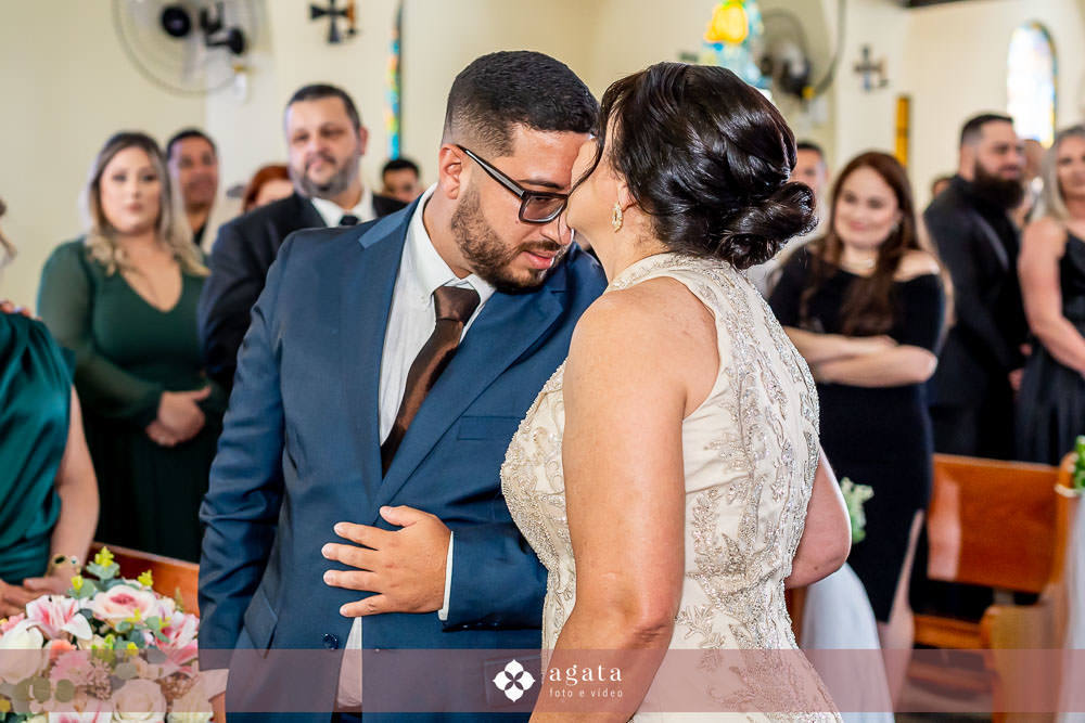 casamento catolico-casamento igreja catolica-fotografo de casamento-fotografo curitiba-fotografo de famiia-noivos catolicos-casamento na igreja-casamento2025-casamento CWB-casamento ao ar livre-making of da noiva-noiva com terço-rosário noiva-vestido  