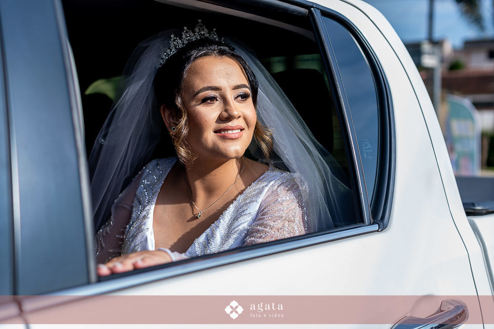 casamento catolico-casamento igreja catolica-fotografo de casamento-fotografo curitiba-fotografo de famiia-noivos catolicos-casamento na igreja-casamento2025-casamento CWB-casamento ao ar livre-making of da noiva-noiva com terço-rosário noiva-vestido  