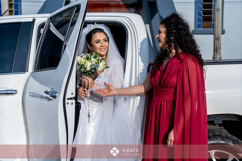 casamento catolico-casamento igreja catolica-fotografo de casamento-fotografo curitiba-fotografo de famiia-noivos catolicos-casamento na igreja-casamento2025-casamento CWB-casamento ao ar livre-making of da noiva-noiva com terço-rosário noiva-vestido  