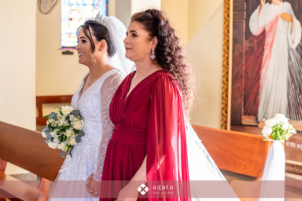 casamento catolico-casamento igreja catolica-fotografo de casamento-fotografo curitiba-fotografo de famiia-noivos catolicos-casamento na igreja-casamento2025-casamento CWB-casamento ao ar livre-making of da noiva-noiva com terço-rosário noiva-vestido  