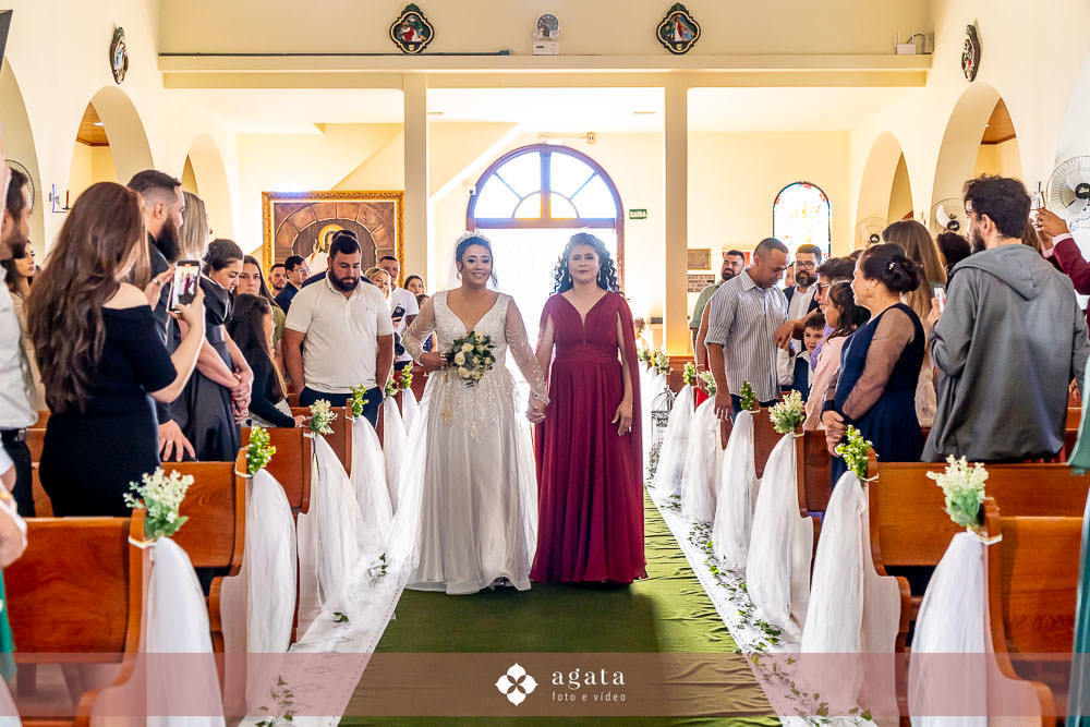 casamento catolico-casamento igreja catolica-fotografo de casamento-fotografo curitiba-fotografo de famiia-noivos catolicos-casamento na igreja-casamento2025-casamento CWB-casamento ao ar livre-making of da noiva-noiva com terço-rosário noiva-vestido  