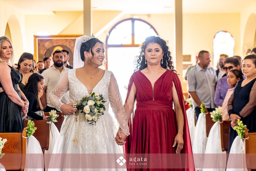 casamento catolico-casamento igreja catolica-fotografo de casamento-fotografo curitiba-fotografo de famiia-noivos catolicos-casamento na igreja-casamento2025-casamento CWB-casamento ao ar livre-making of da noiva-noiva com terço-rosário noiva-vestido  