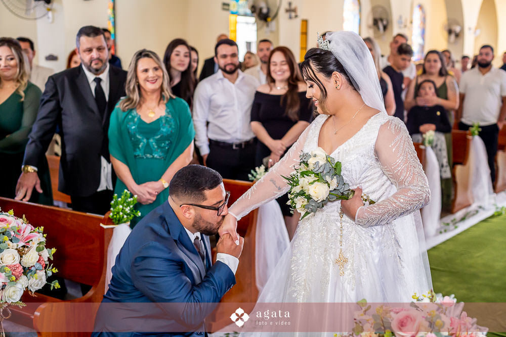 casamento catolico-casamento igreja catolica-fotografo de casamento-fotografo curitiba-fotografo de famiia-noivos catolicos-casamento na igreja-casamento2025-casamento CWB-casamento ao ar livre-making of da noiva-noiva com terço-rosário noiva-vestido  
