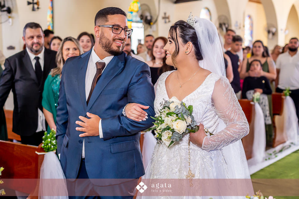 casamento catolico-casamento igreja catolica-fotografo de casamento-fotografo curitiba-fotografo de famiia-noivos catolicos-casamento na igreja-casamento2025-casamento CWB-casamento ao ar livre-making of da noiva-noiva com terço-rosário noiva-vestido  