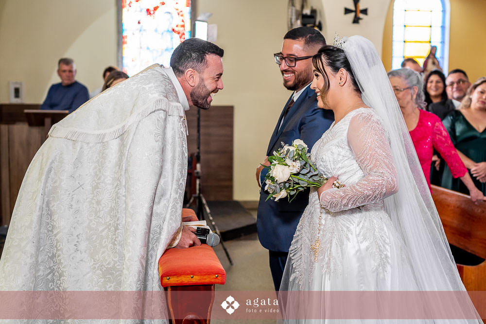 casamento catolico-casamento igreja catolica-fotografo de casamento-fotografo curitiba-fotografo de famiia-noivos catolicos-casamento na igreja-casamento2025-casamento CWB-casamento ao ar livre-making of da noiva-noiva com terço-rosário noiva-vestido  