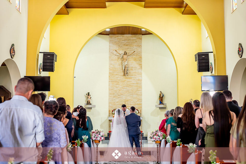 casamento catolico-casamento igreja catolica-fotografo de casamento-fotografo curitiba-fotografo de famiia-noivos catolicos-casamento na igreja-casamento2025-casamento CWB-casamento ao ar livre-making of da noiva-noiva com terço-rosário noiva-vestido  