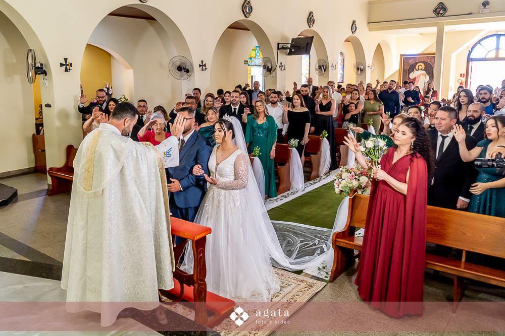 casamento catolico-casamento igreja catolica-fotografo de casamento-fotografo curitiba-fotografo de famiia-noivos catolicos-casamento na igreja-casamento2025-casamento CWB-casamento ao ar livre-making of da noiva-noiva com terço-rosário noiva-vestido  