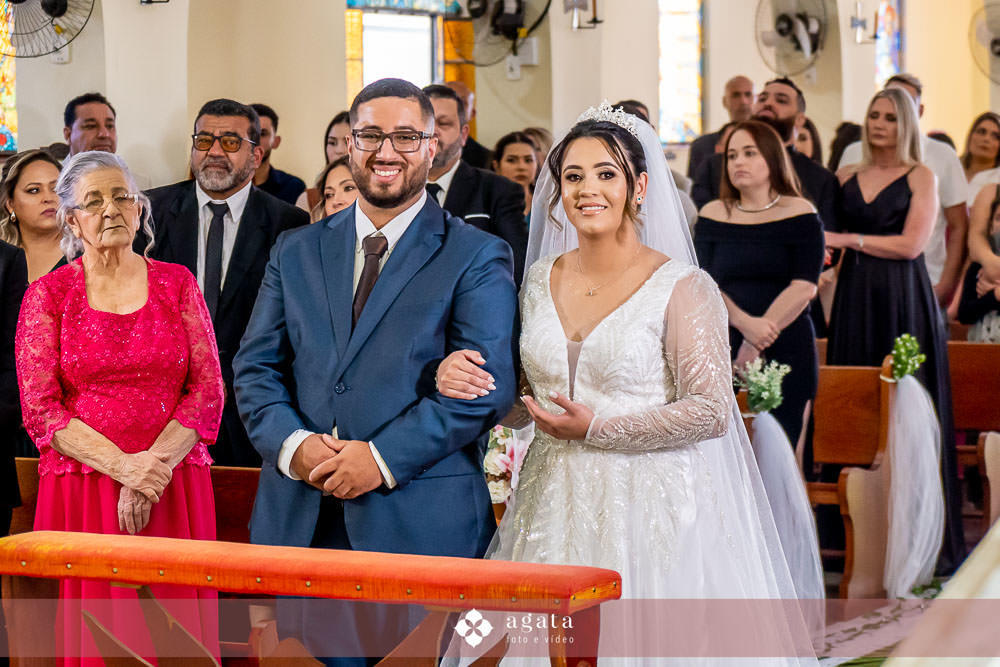 casamento catolico-casamento igreja catolica-fotografo de casamento-fotografo curitiba-fotografo de famiia-noivos catolicos-casamento na igreja-casamento2025-casamento CWB-casamento ao ar livre-making of da noiva-noiva com terço-rosário noiva-vestido  