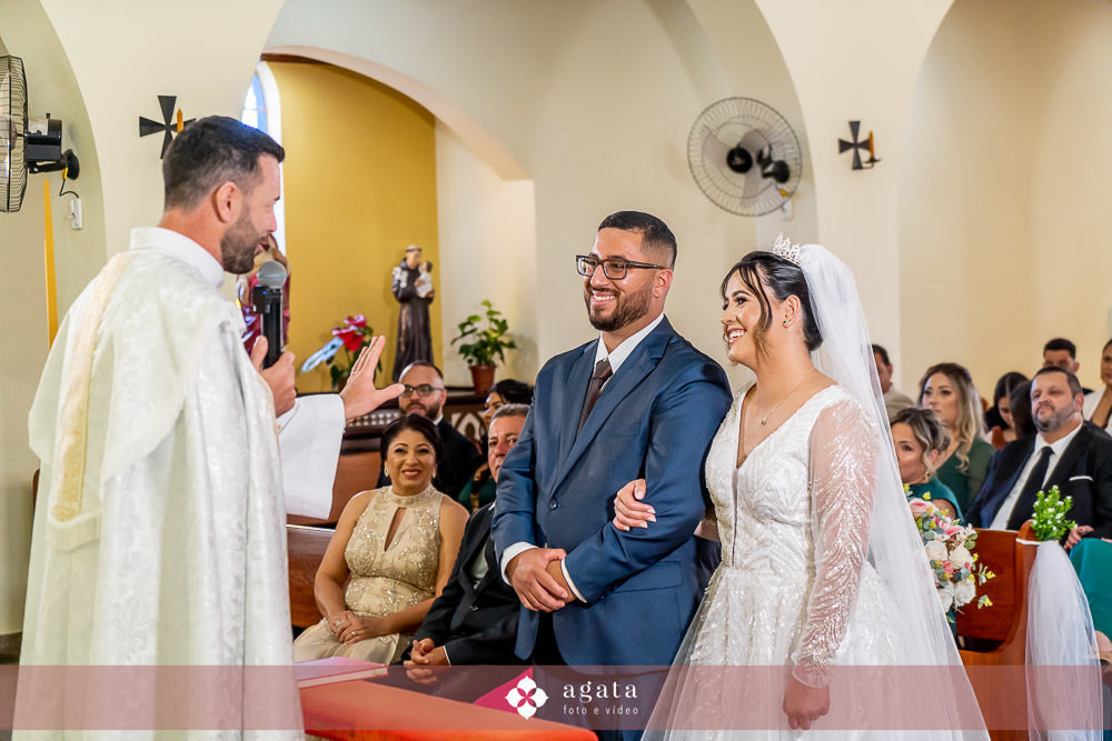 casamento catolico-casamento igreja catolica-fotografo de casamento-fotografo curitiba-fotografo de famiia-noivos catolicos-casamento na igreja-casamento2025-casamento CWB-casamento ao ar livre-making of da noiva-noiva com terço-rosário noiva-vestido  