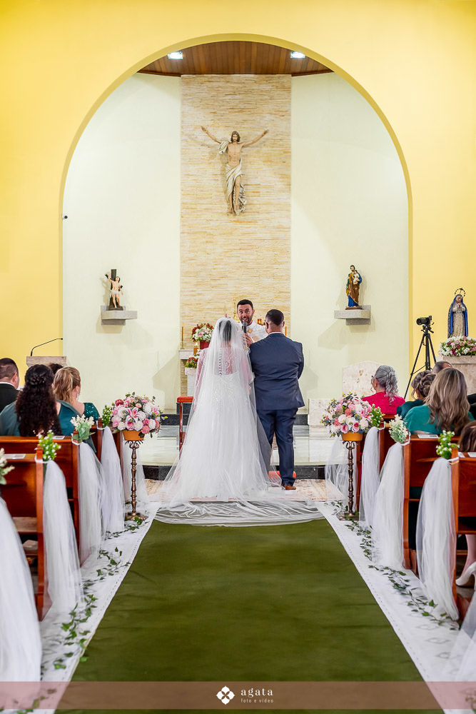 casamento catolico-casamento igreja catolica-fotografo de casamento-fotografo curitiba-fotografo de famiia-noivos catolicos-casamento na igreja-casamento2025-casamento CWB-casamento ao ar livre-making of da noiva-noiva com terço-rosário noiva-vestido  
