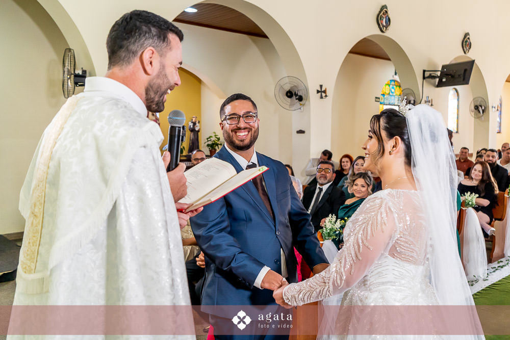 casamento catolico-casamento igreja catolica-fotografo de casamento-fotografo curitiba-fotografo de famiia-noivos catolicos-casamento na igreja-casamento2025-casamento CWB-casamento ao ar livre-making of da noiva-noiva com terço-rosário noiva-vestido  