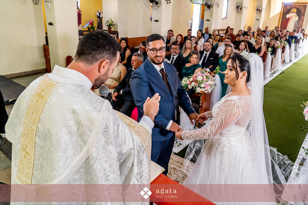 casamento catolico-casamento igreja catolica-fotografo de casamento-fotografo curitiba-fotografo de famiia-noivos catolicos-casamento na igreja-casamento2025-casamento CWB-casamento ao ar livre-making of da noiva-noiva com terço-rosário noiva-vestido  