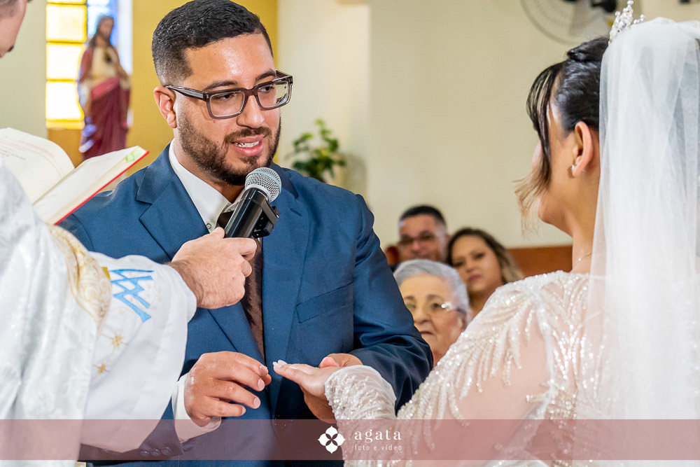 casamento catolico-casamento igreja catolica-fotografo de casamento-fotografo curitiba-fotografo de famiia-noivos catolicos-casamento na igreja-casamento2025-casamento CWB-casamento ao ar livre-making of da noiva-noiva com terço-rosário noiva-vestido  