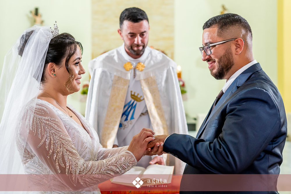 casamento catolico-casamento igreja catolica-fotografo de casamento-fotografo curitiba-fotografo de famiia-noivos catolicos-casamento na igreja-casamento2025-casamento CWB-casamento ao ar livre-making of da noiva-noiva com terço-rosário noiva-vestido  