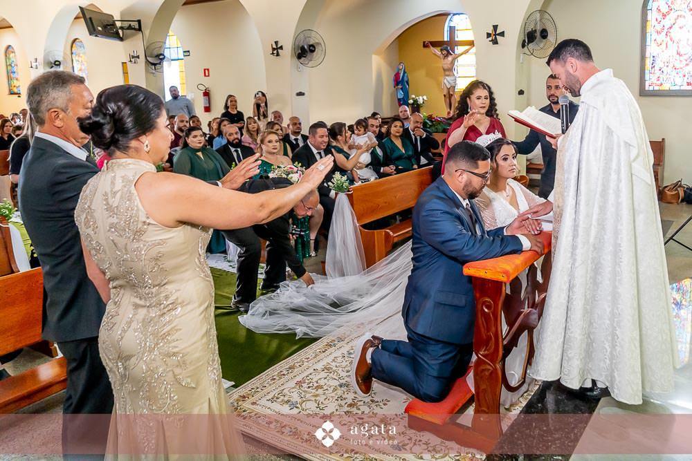 casamento catolico-casamento igreja catolica-fotografo de casamento-fotografo curitiba-fotografo de famiia-noivos catolicos-casamento na igreja-casamento2025-casamento CWB-casamento ao ar livre-making of da noiva-noiva com terço-rosário noiva-vestido  