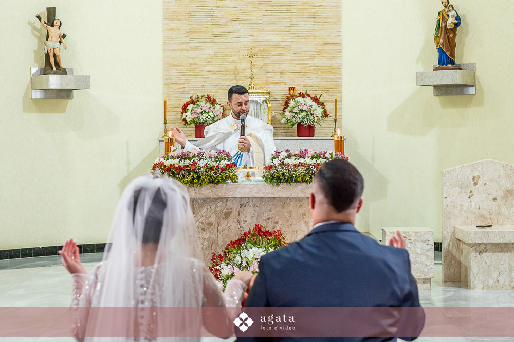 casamento catolico-casamento igreja catolica-fotografo de casamento-fotografo curitiba-fotografo de famiia-noivos catolicos-casamento na igreja-casamento2025-casamento CWB-casamento ao ar livre-making of da noiva-noiva com terço-rosário noiva-vestido  