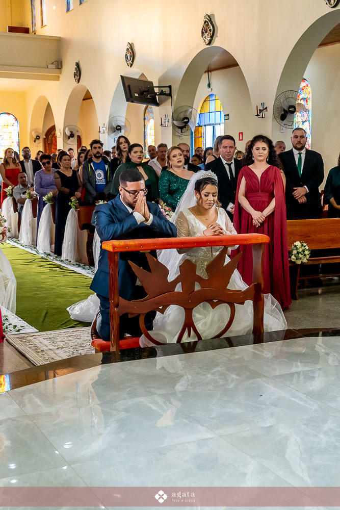 casamento catolico-casamento igreja catolica-fotografo de casamento-fotografo curitiba-fotografo de famiia-noivos catolicos-casamento na igreja-casamento2025-casamento CWB-casamento ao ar livre-making of da noiva-noiva com terço-rosário noiva-vestido  