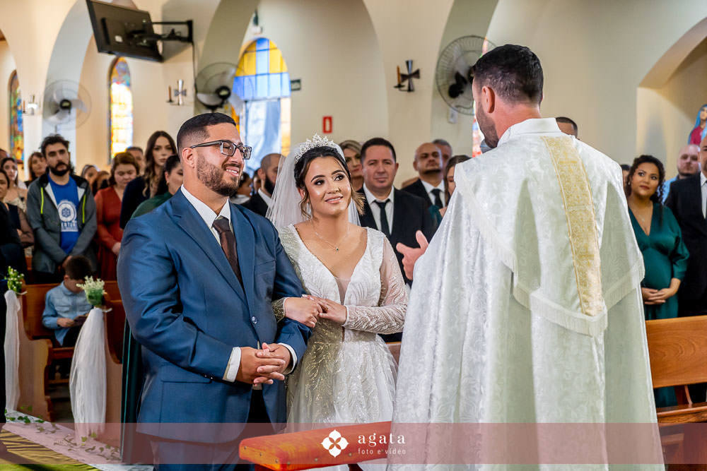 casamento catolico-casamento igreja catolica-fotografo de casamento-fotografo curitiba-fotografo de famiia-noivos catolicos-casamento na igreja-casamento2025-casamento CWB-casamento ao ar livre-making of da noiva-noiva com terço-rosário noiva-vestido  