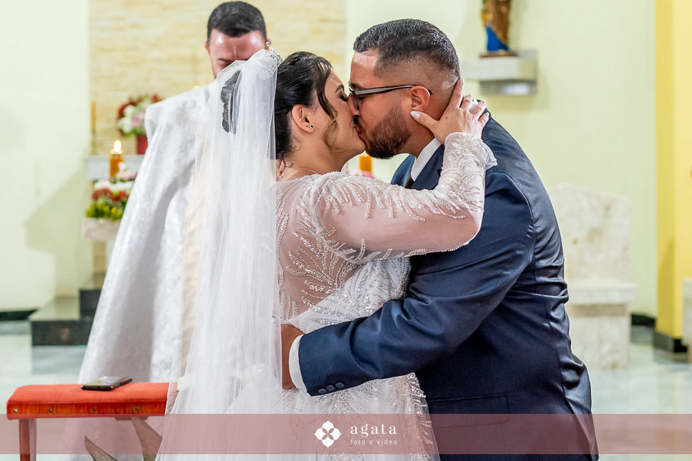 casamento catolico-casamento igreja catolica-fotografo de casamento-fotografo curitiba-fotografo de famiia-noivos catolicos-casamento na igreja-casamento2025-casamento CWB-casamento ao ar livre-making of da noiva-noiva com terço-rosário noiva-vestido  