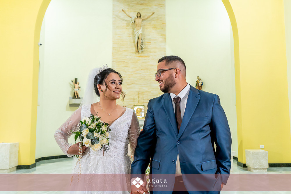 casamento catolico-casamento igreja catolica-fotografo de casamento-fotografo curitiba-fotografo de famiia-noivos catolicos-casamento na igreja-casamento2025-casamento CWB-casamento ao ar livre-making of da noiva-noiva com terço-rosário noiva-vestido  