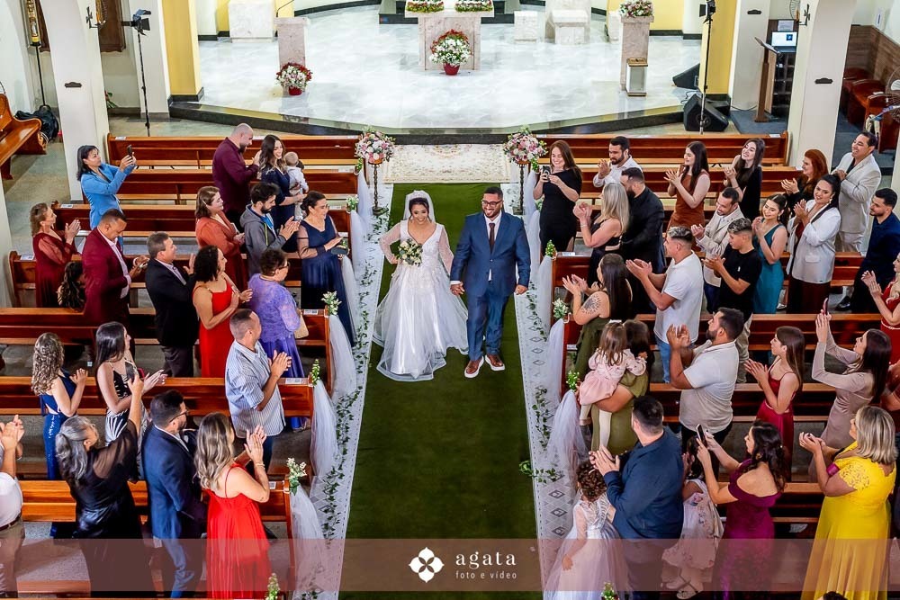 casamento catolico-casamento igreja catolica-fotografo de casamento-fotografo curitiba-fotografo de famiia-noivos catolicos-casamento na igreja-casamento2025-casamento CWB-casamento ao ar livre-making of da noiva-noiva com terço-rosário noiva-vestido  