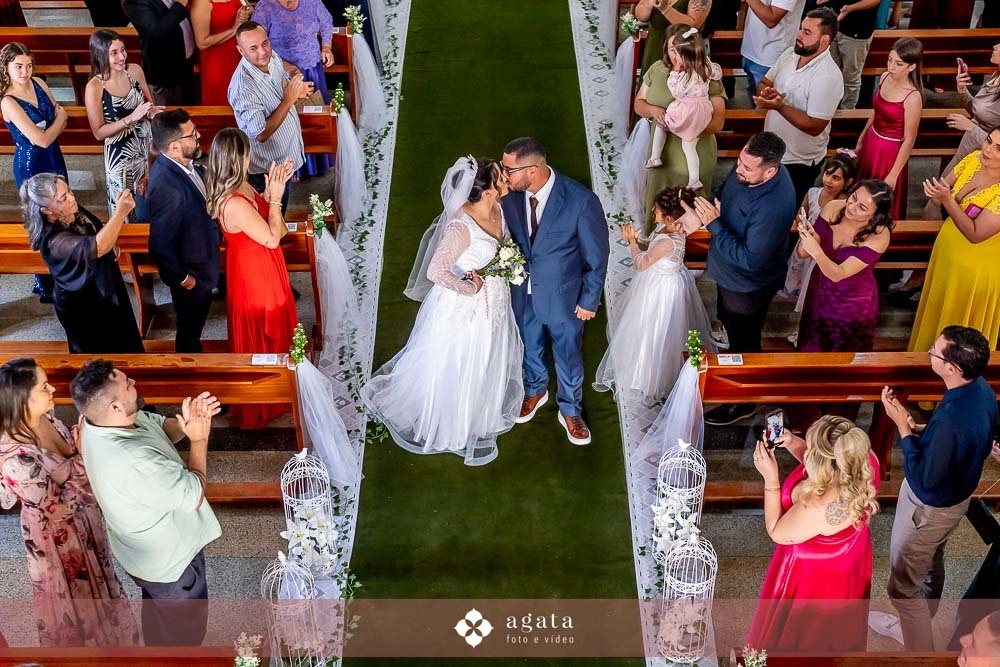 casamento catolico-casamento igreja catolica-fotografo de casamento-fotografo curitiba-fotografo de famiia-noivos catolicos-casamento na igreja-casamento2025-casamento CWB-casamento ao ar livre-making of da noiva-noiva com terço-rosário noiva-vestido  