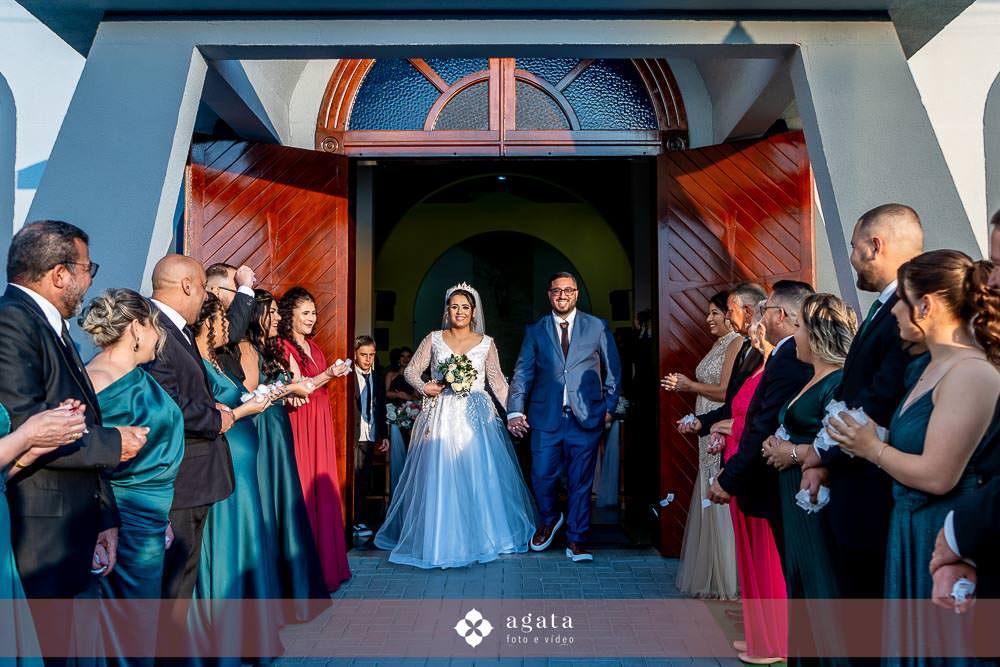 casamento catolico-casamento igreja catolica-fotografo de casamento-fotografo curitiba-fotografo de famiia-noivos catolicos-casamento na igreja-casamento2025-casamento CWB-casamento ao ar livre-making of da noiva-noiva com terço-rosário noiva-vestido  