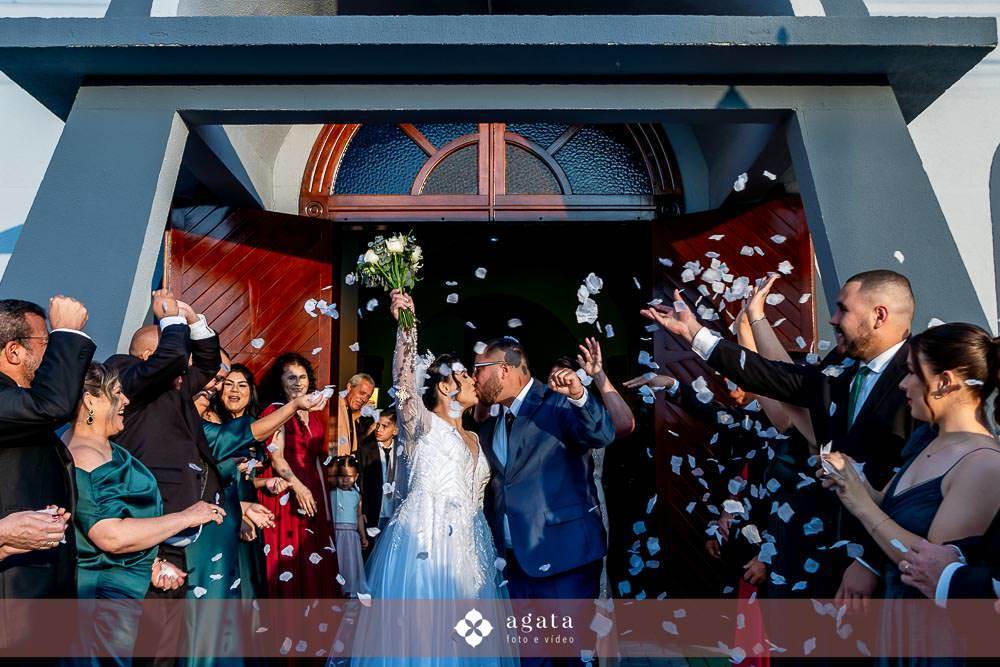 casamento catolico-casamento igreja catolica-fotografo de casamento-fotografo curitiba-fotografo de famiia-noivos catolicos-casamento na igreja-casamento2025-casamento CWB-casamento ao ar livre-making of da noiva-noiva com terço-rosário noiva-vestido  