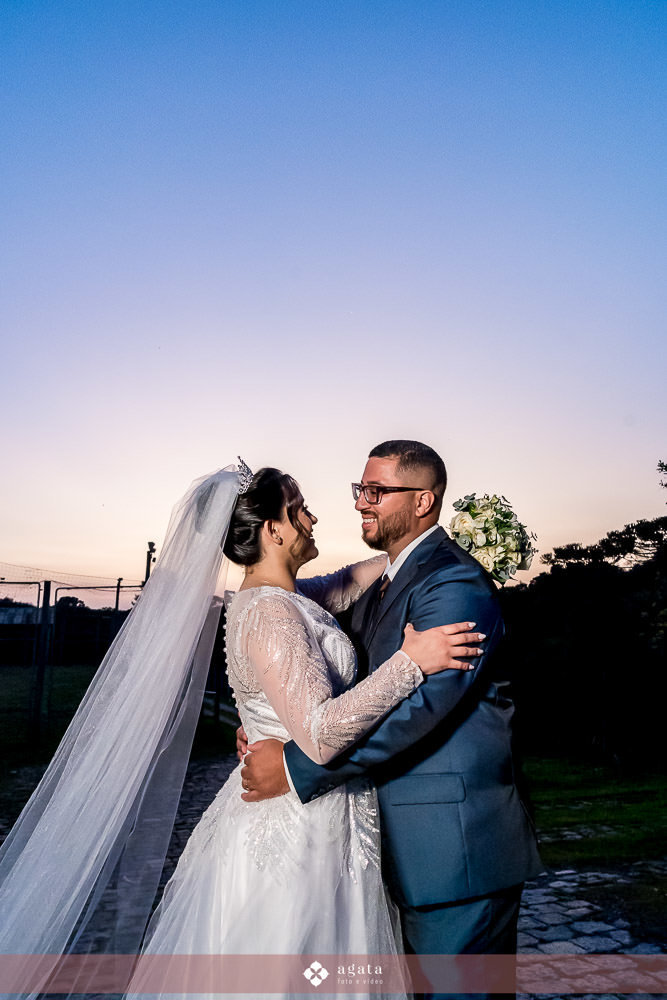 casamento catolico-casamento igreja catolica-fotografo de casamento-fotografo curitiba-fotografo de famiia-noivos catolicos-casamento na igreja-casamento2025-casamento CWB-casamento ao ar livre-making of da noiva-noiva com terço-rosário noiva-vestido  