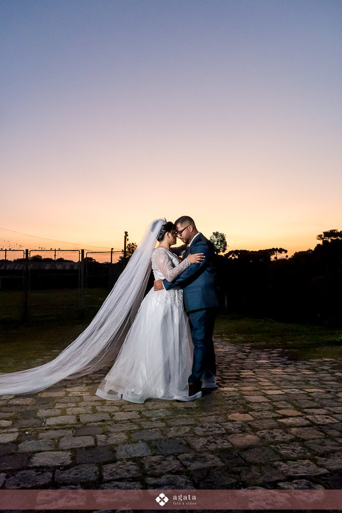 casamento catolico-casamento igreja catolica-fotografo de casamento-fotografo curitiba-fotografo de famiia-noivos catolicos-casamento na igreja-casamento2025-casamento CWB-casamento ao ar livre-making of da noiva-noiva com terço-rosário noiva-vestido  