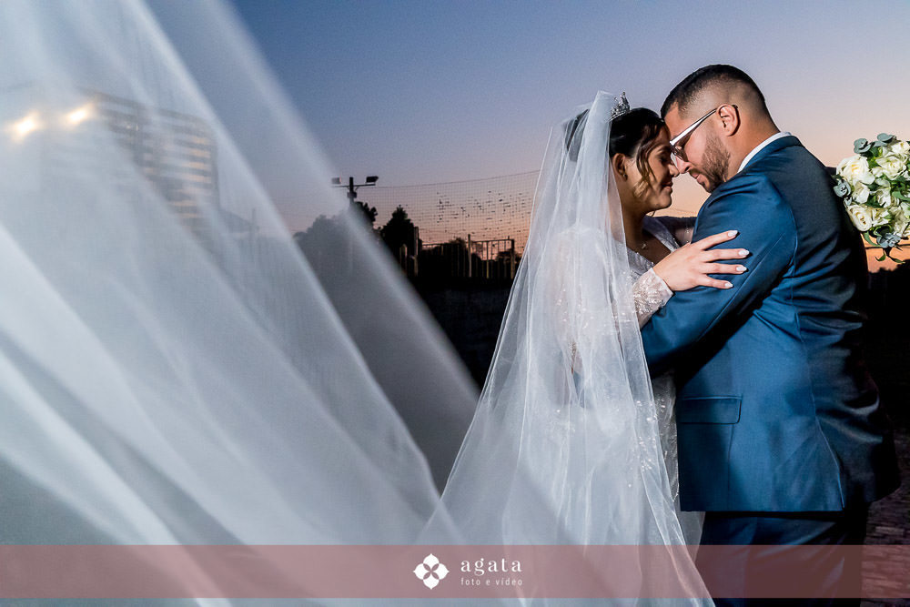 casamento catolico-casamento igreja catolica-fotografo de casamento-fotografo curitiba-fotografo de famiia-noivos catolicos-casamento na igreja-casamento2025-casamento CWB-casamento ao ar livre-making of da noiva-noiva com terço-rosário noiva-vestido  