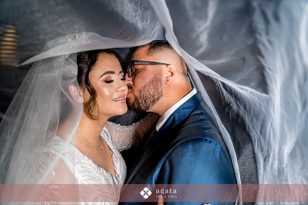 casamento catolico-casamento igreja catolica-fotografo de casamento-fotografo curitiba-fotografo de famiia-noivos catolicos-casamento na igreja-casamento2025-casamento CWB-casamento ao ar livre-making of da noiva-noiva com terço-rosário noiva-vestido  