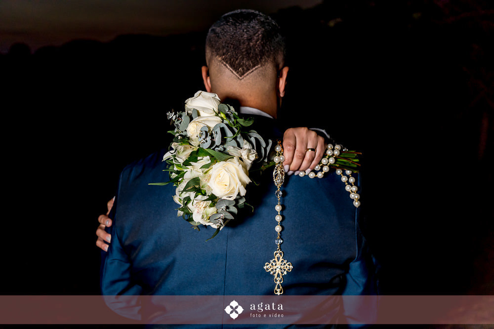 casamento catolico-casamento igreja catolica-fotografo de casamento-fotografo curitiba-fotografo de famiia-noivos catolicos-casamento na igreja-casamento2025-casamento CWB-casamento ao ar livre-making of da noiva-noiva com terço-rosário noiva-vestido  