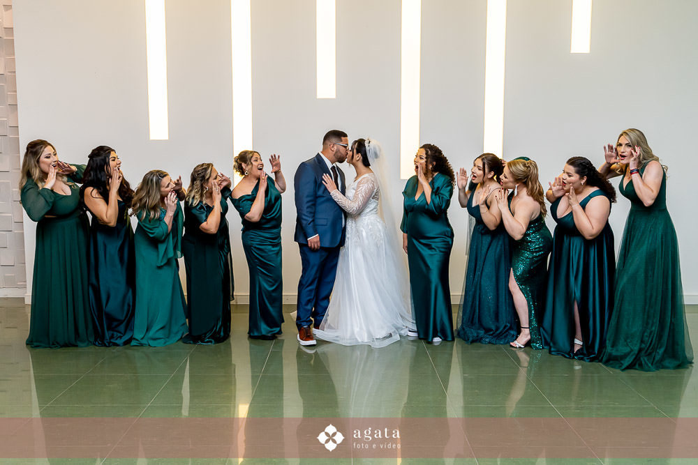 casamento catolico-casamento igreja catolica-fotografo de casamento-fotografo curitiba-fotografo de famiia-noivos catolicos-casamento na igreja-casamento2025-casamento CWB-casamento ao ar livre-making of da noiva-noiva com terço-rosário noiva-vestido  