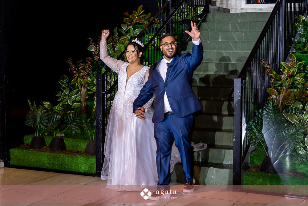 casamento catolico-casamento igreja catolica-fotografo de casamento-fotografo curitiba-fotografo de famiia-noivos catolicos-casamento na igreja-casamento2025-casamento CWB-casamento ao ar livre-making of da noiva-noiva com terço-rosário noiva-vestido  