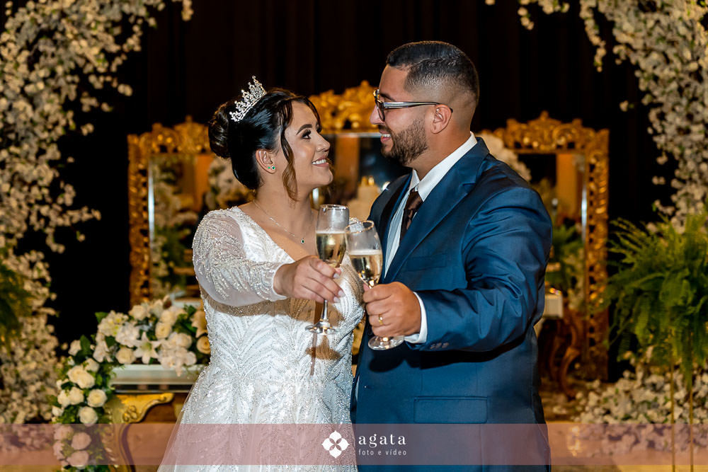 casamento catolico-casamento igreja catolica-fotografo de casamento-fotografo curitiba-fotografo de famiia-noivos catolicos-casamento na igreja-casamento2025-casamento CWB-casamento ao ar livre-making of da noiva-noiva com terço-rosário noiva-vestido  