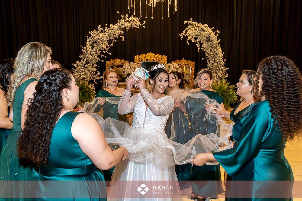 casamento catolico-casamento igreja catolica-fotografo de casamento-fotografo curitiba-fotografo de famiia-noivos catolicos-casamento na igreja-casamento2025-casamento CWB-casamento ao ar livre-making of da noiva-noiva com terço-rosário noiva-vestido  