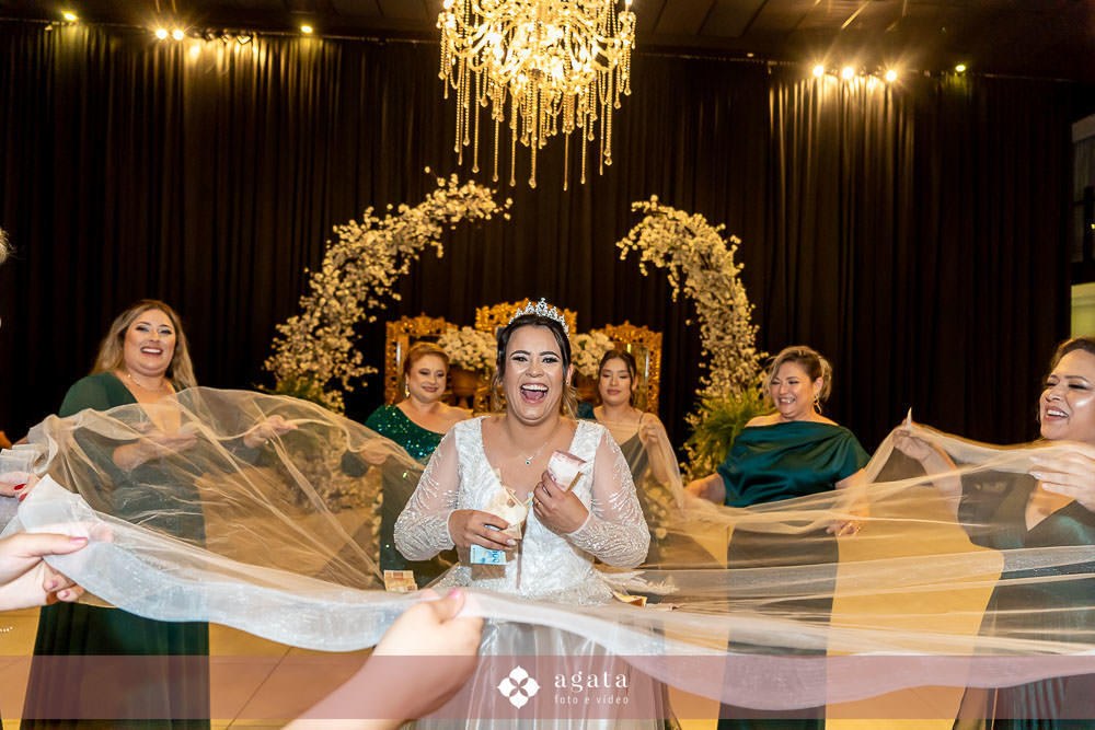 casamento catolico-casamento igreja catolica-fotografo de casamento-fotografo curitiba-fotografo de famiia-noivos catolicos-casamento na igreja-casamento2025-casamento CWB-casamento ao ar livre-making of da noiva-noiva com terço-rosário noiva-vestido  