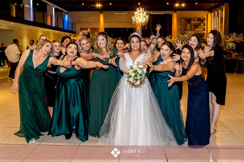 casamento catolico-casamento igreja catolica-fotografo de casamento-fotografo curitiba-fotografo de famiia-noivos catolicos-casamento na igreja-casamento2025-casamento CWB-casamento ao ar livre-making of da noiva-noiva com terço-rosário noiva-vestido  