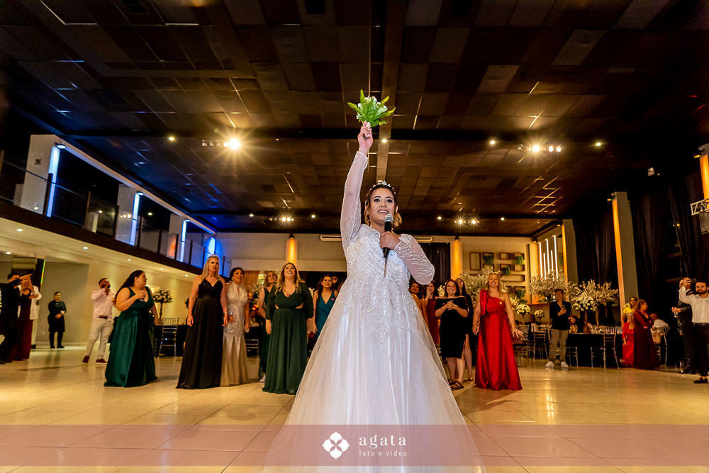 casamento catolico-casamento igreja catolica-fotografo de casamento-fotografo curitiba-fotografo de famiia-noivos catolicos-casamento na igreja-casamento2025-casamento CWB-casamento ao ar livre-making of da noiva-noiva com terço-rosário noiva-vestido  