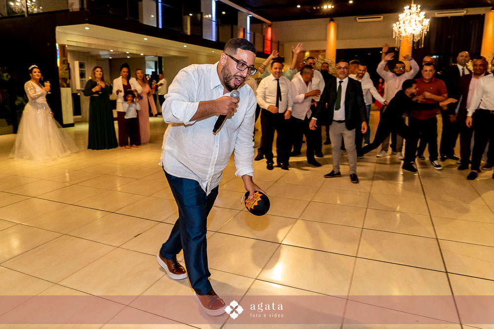 casamento catolico-casamento igreja catolica-fotografo de casamento-fotografo curitiba-fotografo de famiia-noivos catolicos-casamento na igreja-casamento2025-casamento CWB-casamento ao ar livre-making of da noiva-noiva com terço-rosário noiva-vestido  