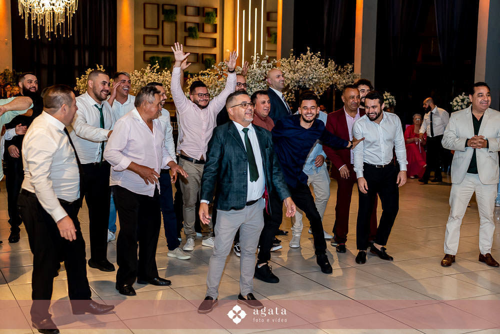 casamento catolico-casamento igreja catolica-fotografo de casamento-fotografo curitiba-fotografo de famiia-noivos catolicos-casamento na igreja-casamento2025-casamento CWB-casamento ao ar livre-making of da noiva-noiva com terço-rosário noiva-vestido  