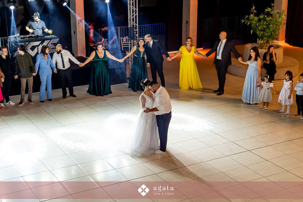 casamento catolico-casamento igreja catolica-fotografo de casamento-fotografo curitiba-fotografo de famiia-noivos catolicos-casamento na igreja-casamento2025-casamento CWB-casamento ao ar livre-making of da noiva-noiva com terço-rosário noiva-vestido  